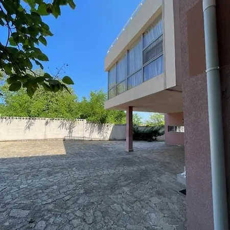 Sunny House Апартамент *