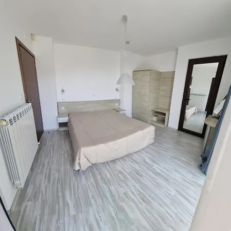 公寓 Sunny House Pismenovo